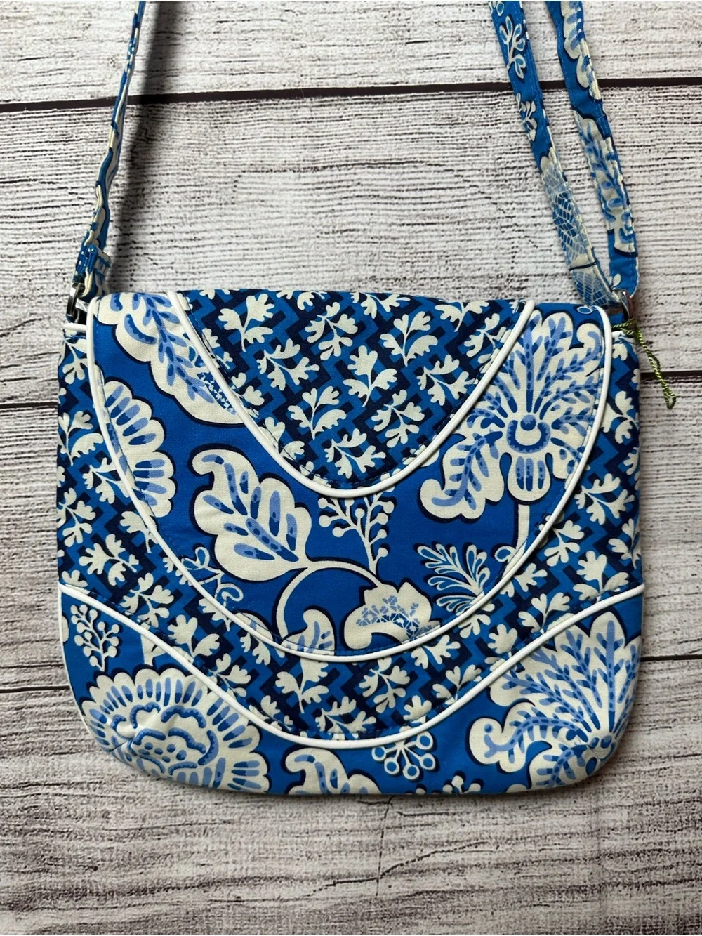 Vera Bradley crossbody bag in Blue Lagoon quilted pattern - Picture 1 of 16